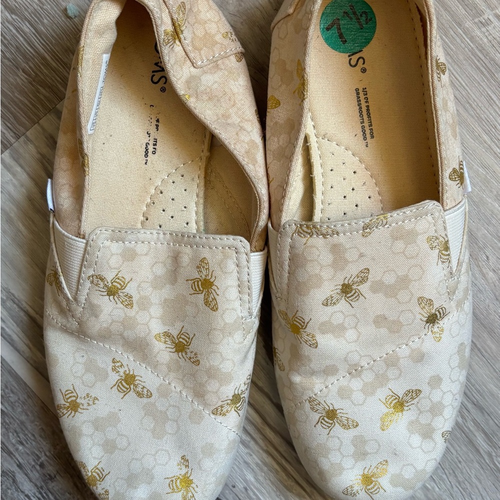 Toms Cream and Gold Bee Pattern Slip-Ons